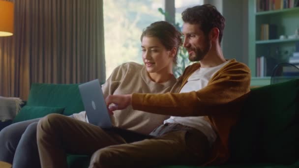 Пара використовує ноутбук вдома — стокове відео