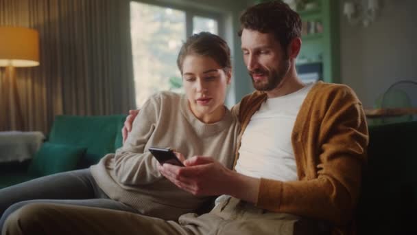 Пара с помощью смартфона дома — стоковое видео