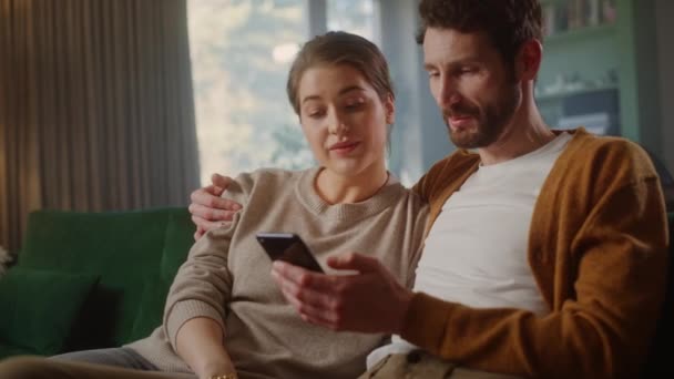 Ζευγάρι χρησιμοποιώντας smartphone στο σπίτι — Αρχείο Βίντεο