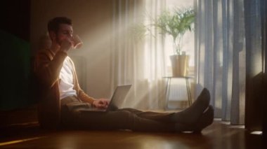 Evde dizüstü bilgisayar kullanan bir adam