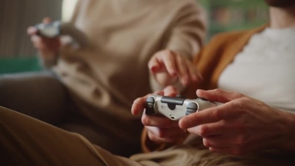 Koppel spelen videospelletjes thuis — Stockvideo