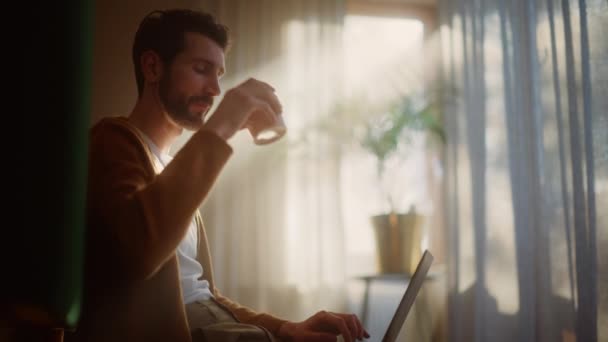 Hombre usando el ordenador portátil en casa — Vídeos de Stock
