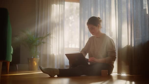 Mujer usando el ordenador portátil en casa — Vídeos de Stock