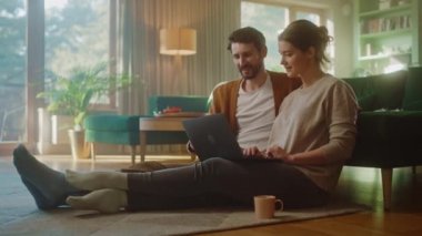 Evde Dizüstü bilgisayar kullanan çift