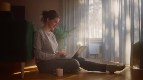 Mulher usando laptop em casa — Vídeo de Stock