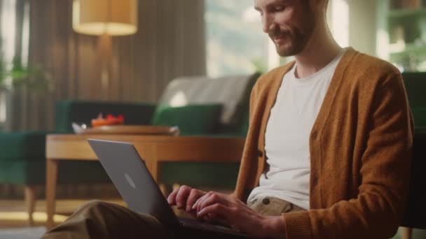 Hombre usando el ordenador portátil en casa — Vídeos de Stock