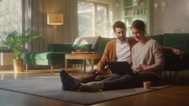 Couple utilisant un ordinateur portable à la maison — Video