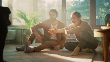 Evde Köpekle Oynayan Çift