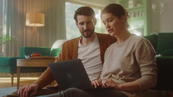 Para korzystająca z laptopa w domu — Wideo stockowe