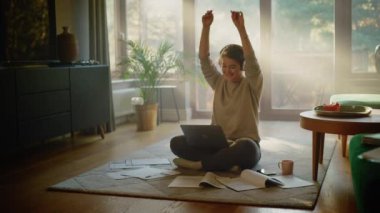 Evde Dizüstü bilgisayar kullanan kadın