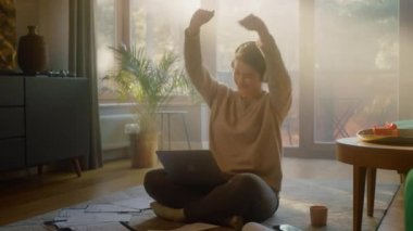 Evde Dizüstü bilgisayar kullanan kadın