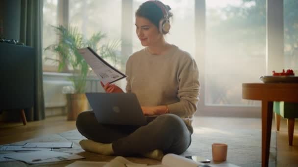 Kobieta korzystająca z laptopa w domu — Wideo stockowe