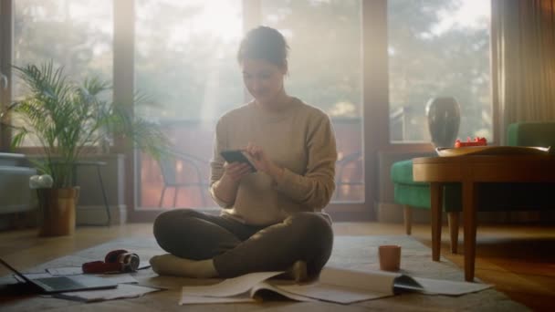 Mujer usando smartphone en casa — Vídeos de Stock