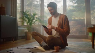 evde akıllı telefon kullanan adam