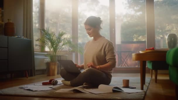 Жінка використовує ноутбук вдома — стокове відео