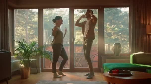 Couple dansant à la maison — Video