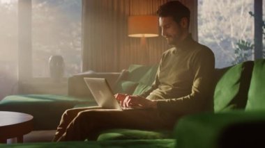 Evde dizüstü bilgisayar kullanan bir adam