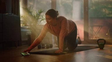 Evde yoga yapan bir kadın.