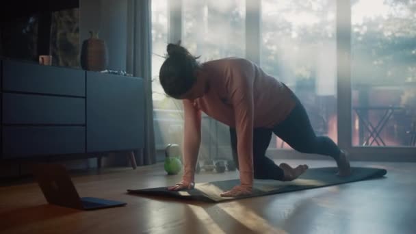 Kvinne som gjør yoga hjemme – stockvideo