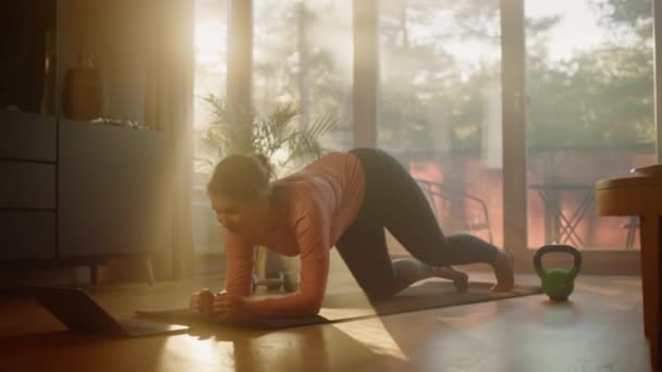 Vrouw die thuis yoga doet — Stockvideo