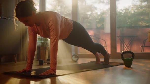 Жінка робить йогу вдома — стокове відео