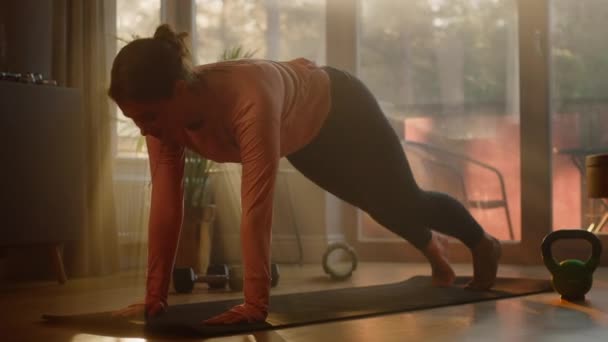 Mujer haciendo yoga en casa — Vídeos de Stock