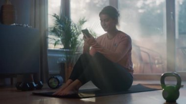 Evde yoga yapan bir kadın.
