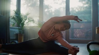 Evde yoga yapan bir kadın.