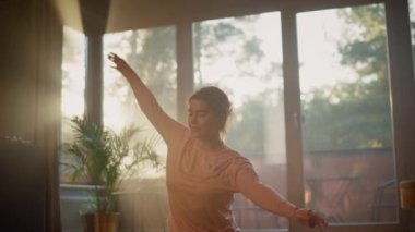 Evde yoga yapan bir kadın.