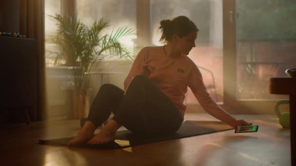 Vrouw die thuis yoga doet — Stockvideo