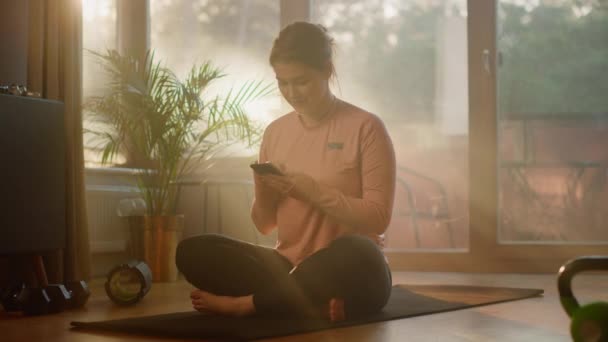 Mujer haciendo yoga en casa — Vídeo de stock