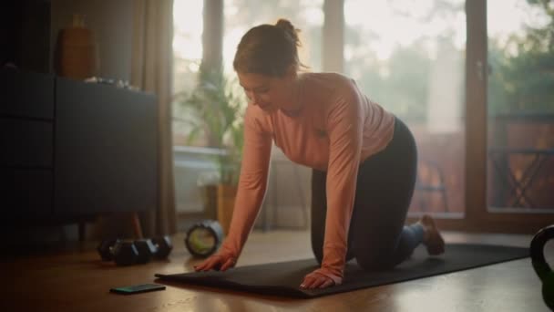 Feminino fazendo ioga em casa — Vídeo de Stock