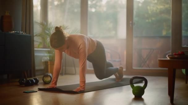 Frauen machen Yoga zu Hause — Stockvideo