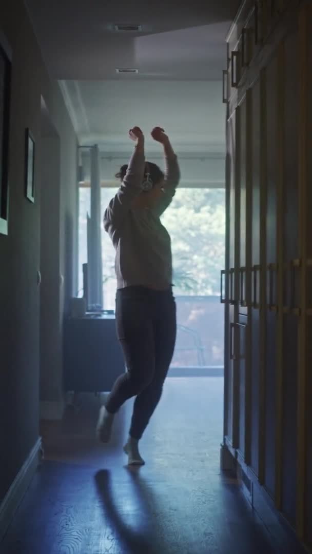Vertikale Video-Frau tanzt zu Hause — Stockvideo