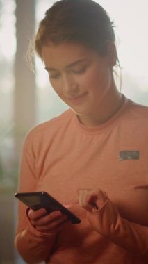 Akıllı telefon kullanan Dikey Video Kadını