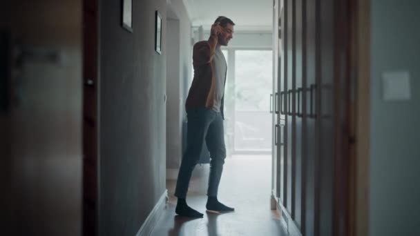Man die thuis naar muziek luistert in een koptelefoon — Stockvideo