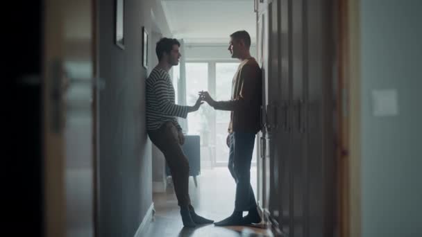 Homoseksuel par hjemme – Stock-video