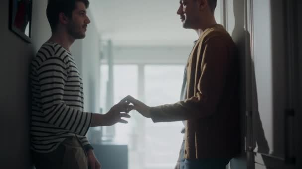 Gay coppia in casa — Video Stock