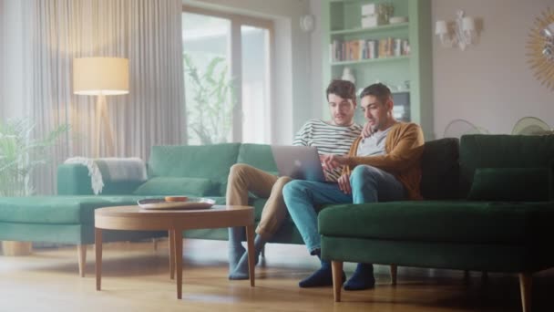 Schwules Paar benutzt Laptop zu Hause — Stockvideo