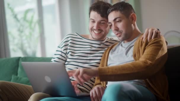 Gay paar met behulp van laptop thuis — Stockvideo