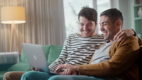 Pareja gay usando laptop en casa — Vídeo de stock