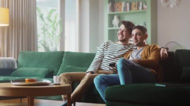 Evde TV seyreden eşcinsel çift