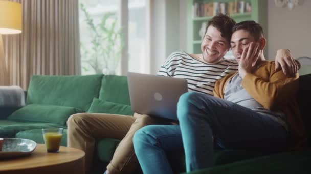 Gay paar met behulp van laptop thuis — Stockvideo