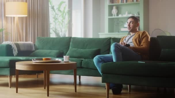 Pareja gay viendo televisión en casa — Vídeos de Stock