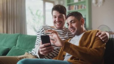 Evde Akıllı Telefon Kullanan Eşcinsel Çift