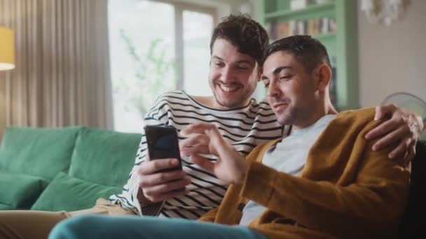 Couple gay utilisant un smartphone à la maison — Video