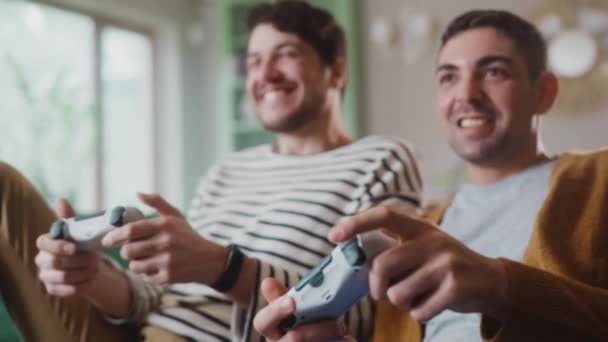 Schwules Paar spielt zu Hause Videospiele — Stockvideo