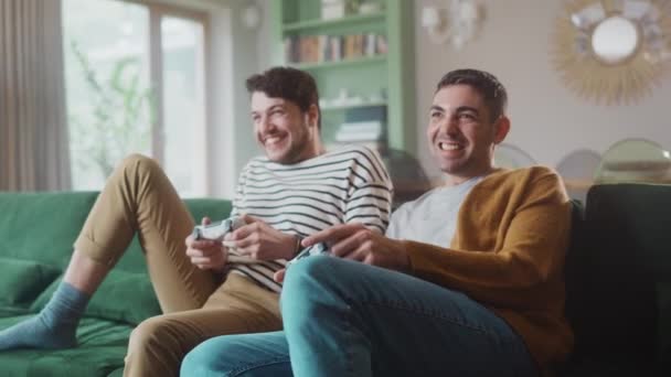 Gay paar met behulp van spelen video games thuis — Stockvideo