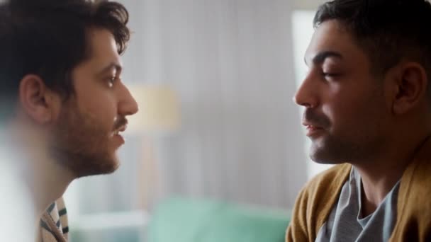 LGBT Coppia gay a casa — Video Stock