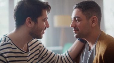 Evdeki LGBT Gay Çifti